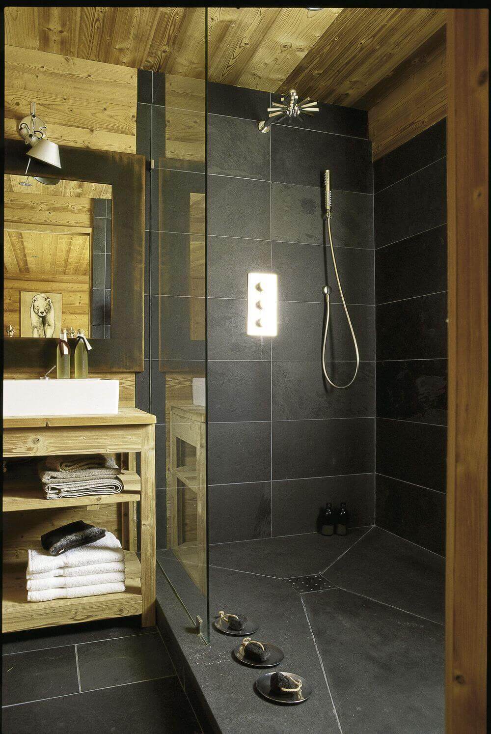 Une salle de bain moderne dans un chalet