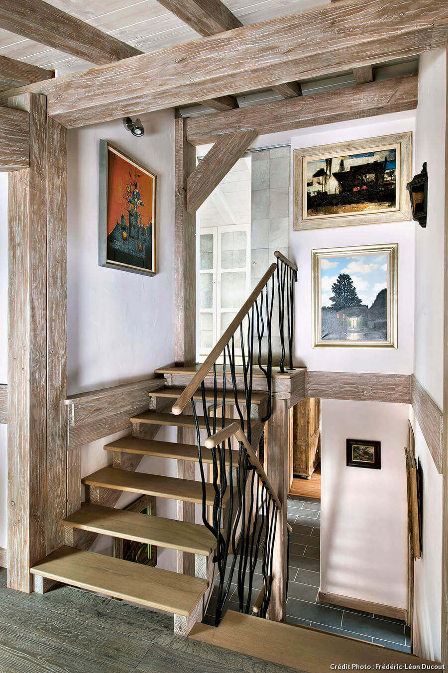 Un escalier en bois dans un chalet