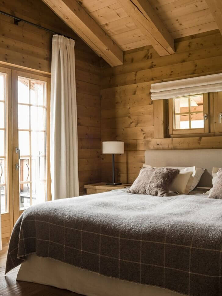 Une chambre pleine de douceur dans une maison en bois