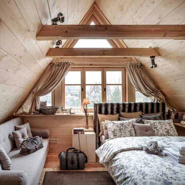 Une chambre en bois sous les combles
