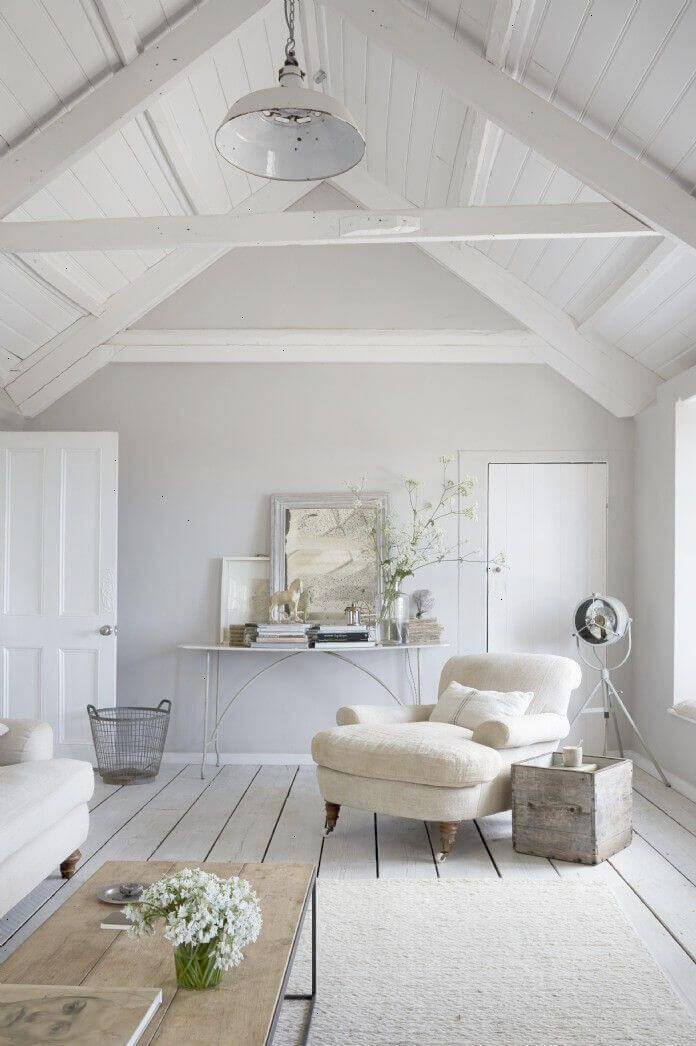 Un salon cosy peint de blanc